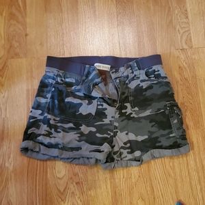 Knox Rose Camo shorts medium
